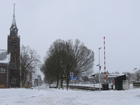 901304 Gezicht op de besneeuwde Zandweg te De Meern (gemeente Utrecht), van bij de Meernbrug. Met links de Marekerk ...